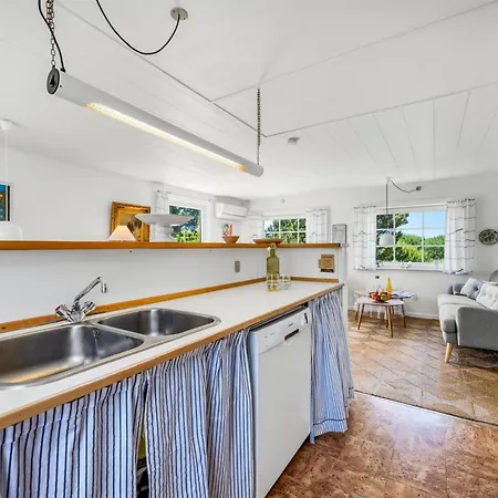 Arntraud - 500m From The Sea By Interhome